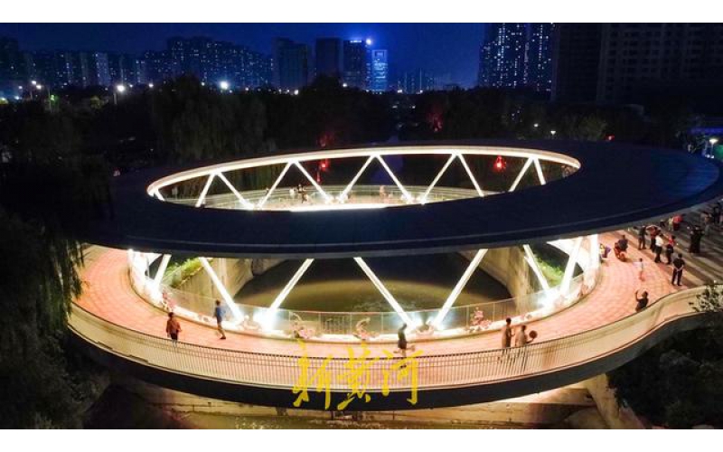 山東濟南云影橋夜晚變幻五彩水簾，成為臘山河夜景的璀璨亮點