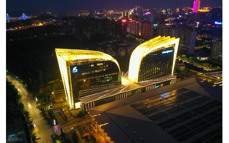 光影賦能繁華 點(diǎn)亮齊魯商核 &mdash;&mdash; 山東商業(yè)綜合體亮化工程的價(jià)值革新之路